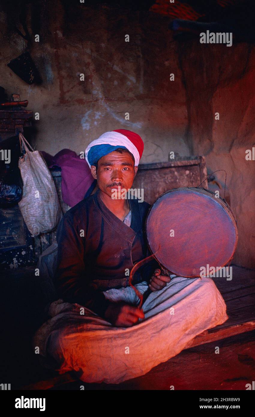 Nepal. Area di Gosainkund. Sciamano a casa. Foto Stock