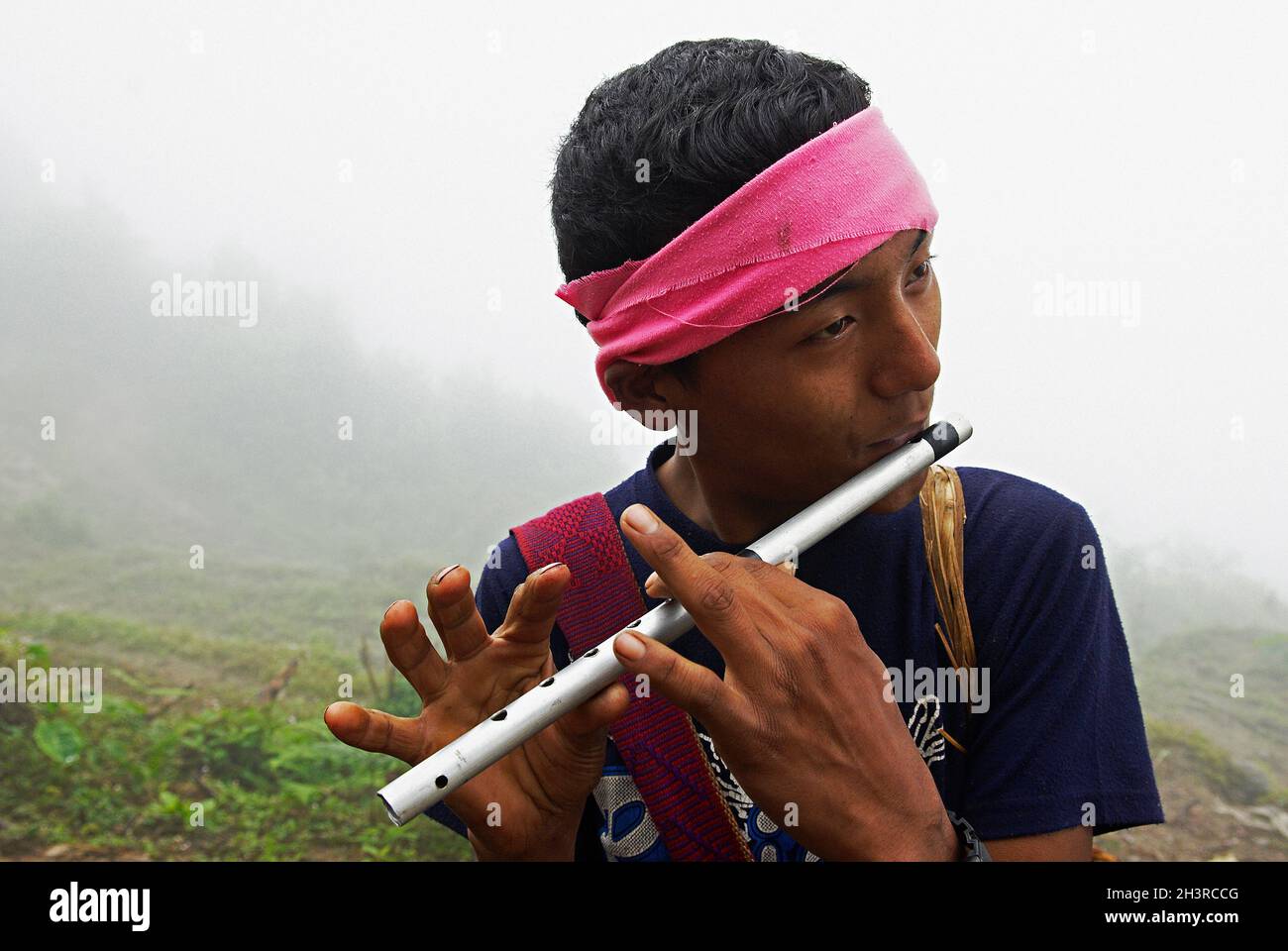 Nepal. Valle di Arun, Nepal orientale. Giocatore di flauto. Foto Stock