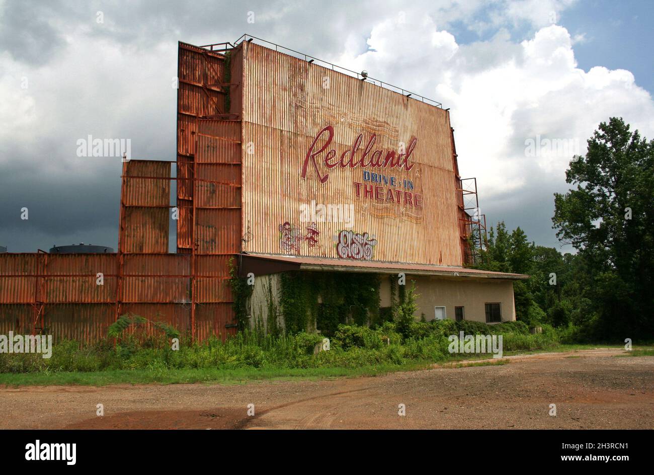 Redland, Texas - abbandonata Drive-in teatro con le nuvole scure a Redland, Tx, una piccola comunità lungo l'autostrada US 59 Foto Stock