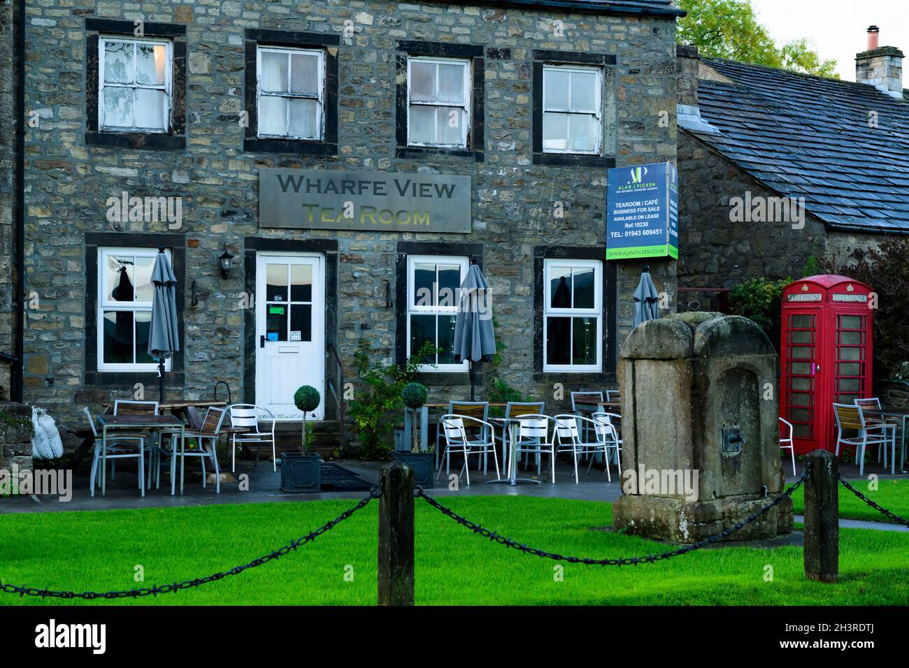 Vecchio caratteristico esterno di tearooms attraenti, in villaggio rurale panoramico (posti a sedere, chiuso, per la vendita segno sul muro) - Burnsall, Yorkshire Dales, Inghilterra, Regno Unito. Foto Stock