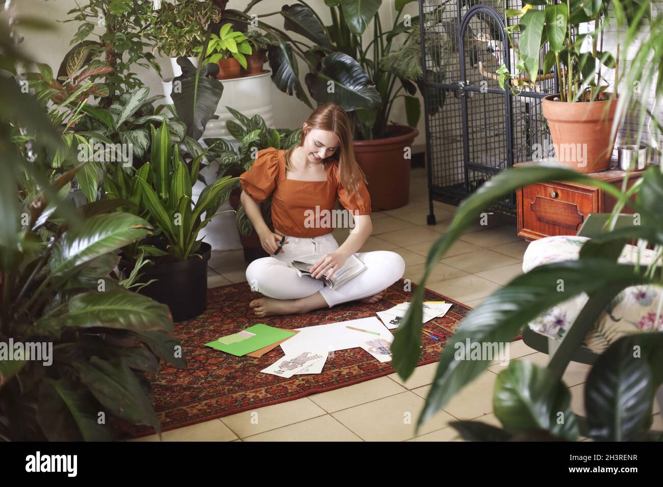 Giovane donna che crea la sua mappa dei desideri Feng Shui. Sogni e desideri Foto Stock