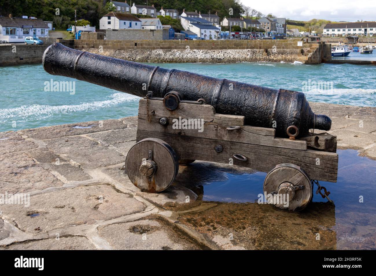PORTHLEVEN, CORNOVAGLIA, Regno Unito - MAGGIO 11 : Vecchio canone sulla banchina a Porthleven, Cornovaglia il 11 maggio 2021 Foto Stock