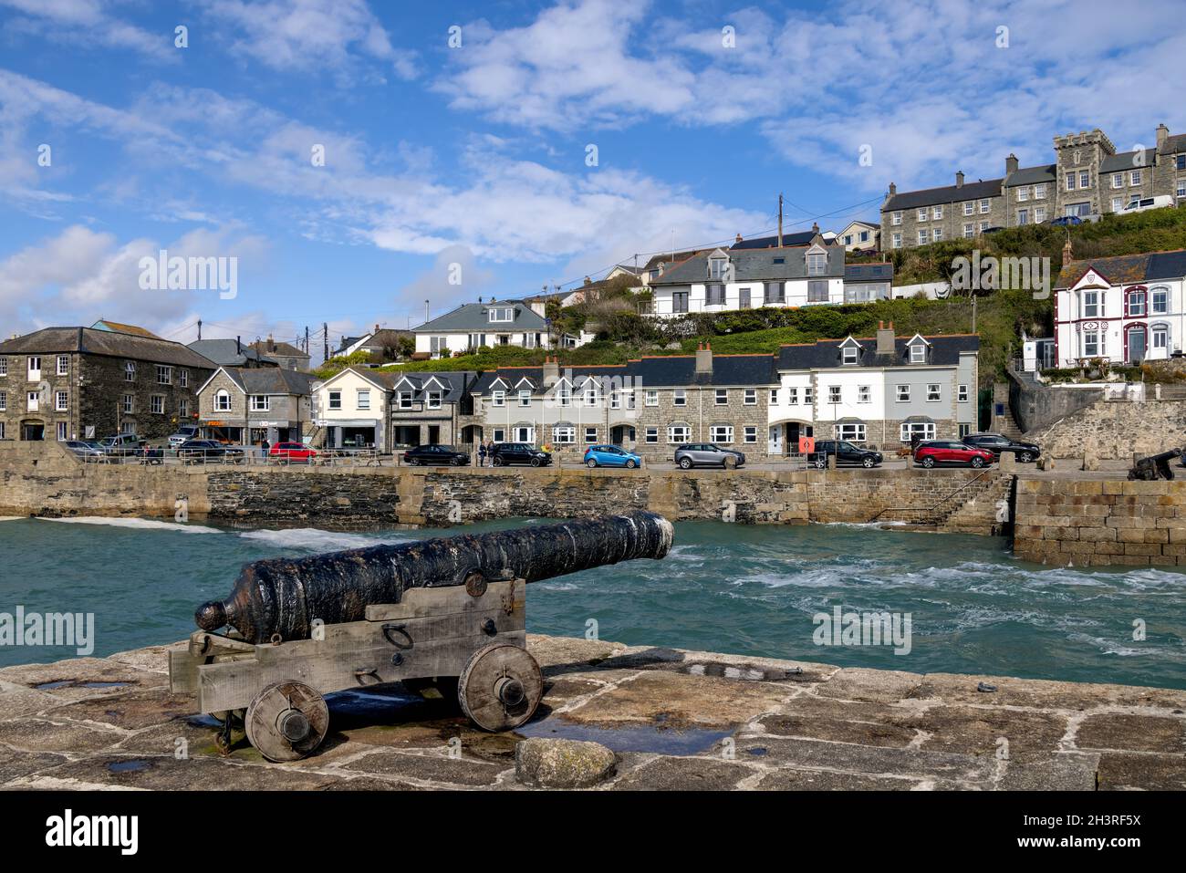 PORTHLEVEN, CORNOVAGLIA, Regno Unito - MAGGIO 11 : Vecchio canone sulla banchina a Porthleven, Cornovaglia il 11 maggio 2021. Persone non identificate Foto Stock
