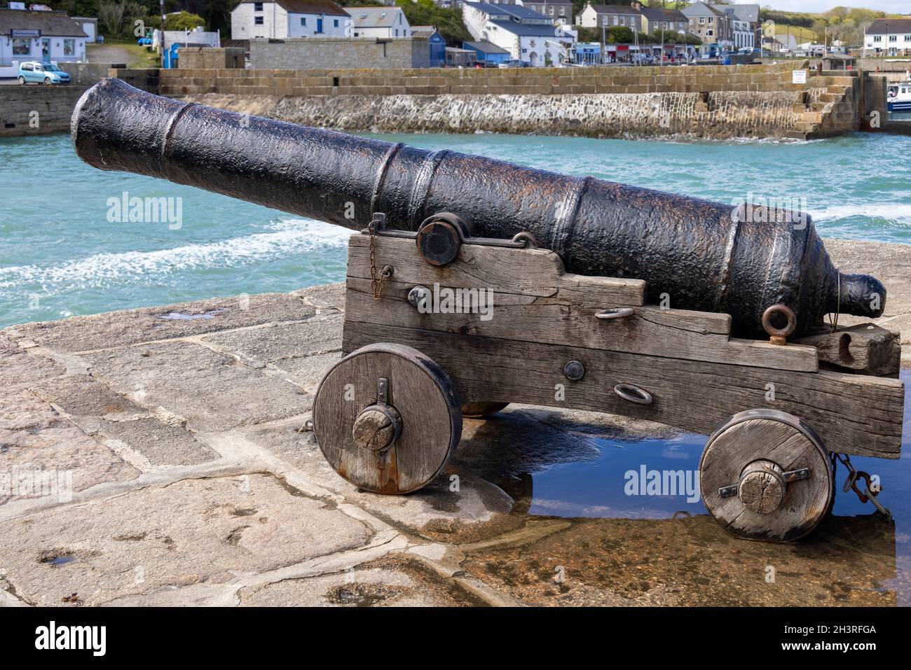 PORTHLEVEN, CORNOVAGLIA, Regno Unito - MAGGIO 11 : Vecchio canone sulla banchina a Porthleven, Cornovaglia il 11 maggio 2021 Foto Stock