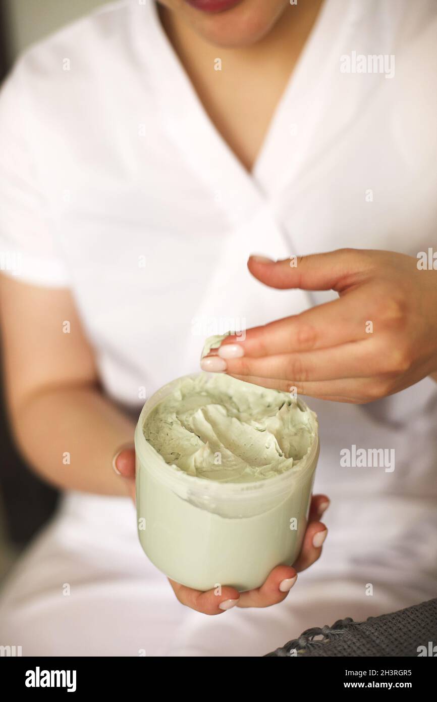 Prodotto estetista con vasetto di crema in salone Foto Stock