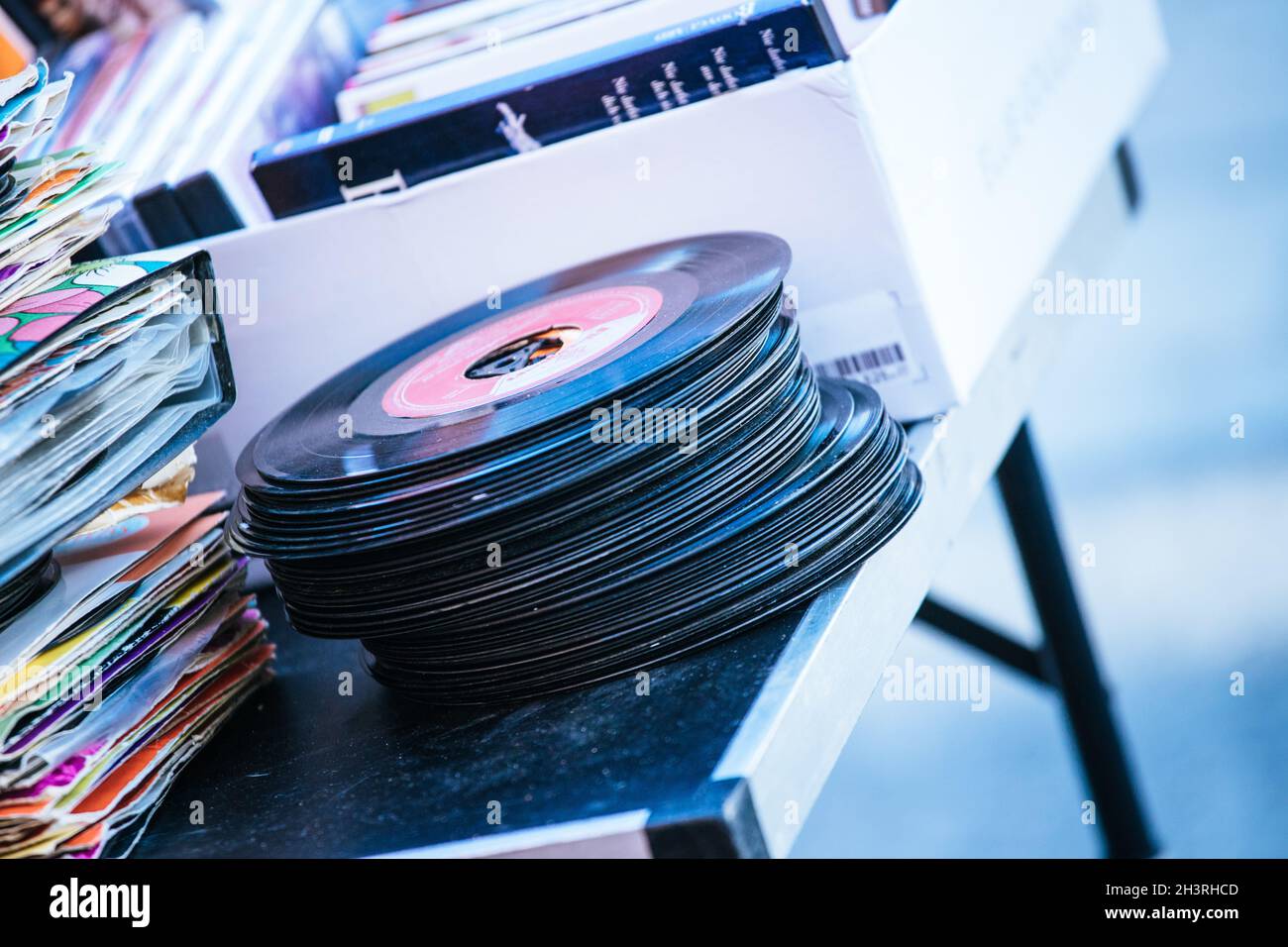 Mercato delle pulci: Retro vinile registra su un mercato delle pulci Foto Stock