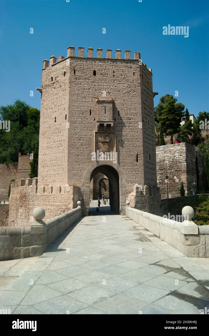Toledo, Spagna la torre occidentale dello storico Alcantara ponte l'ingresso alla città antica verticale colpo Foto Stock
