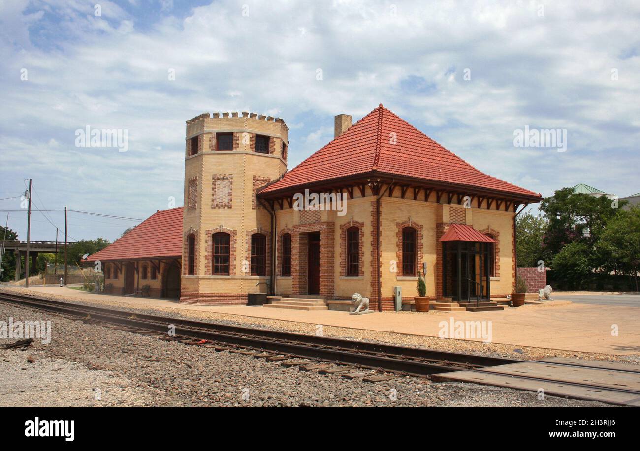 Storico deposito ferroviario a Waxahachie, Texas Cloudy Sky Foto Stock