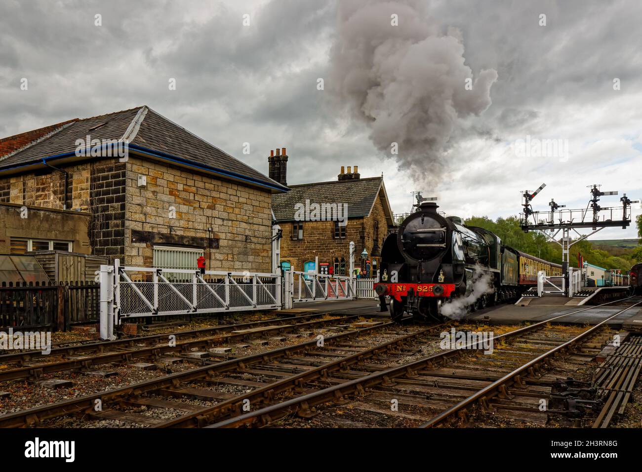 Treno a vapore che parte da Grosmont sulla ferrovia North Yorkshire Moors. Foto Stock