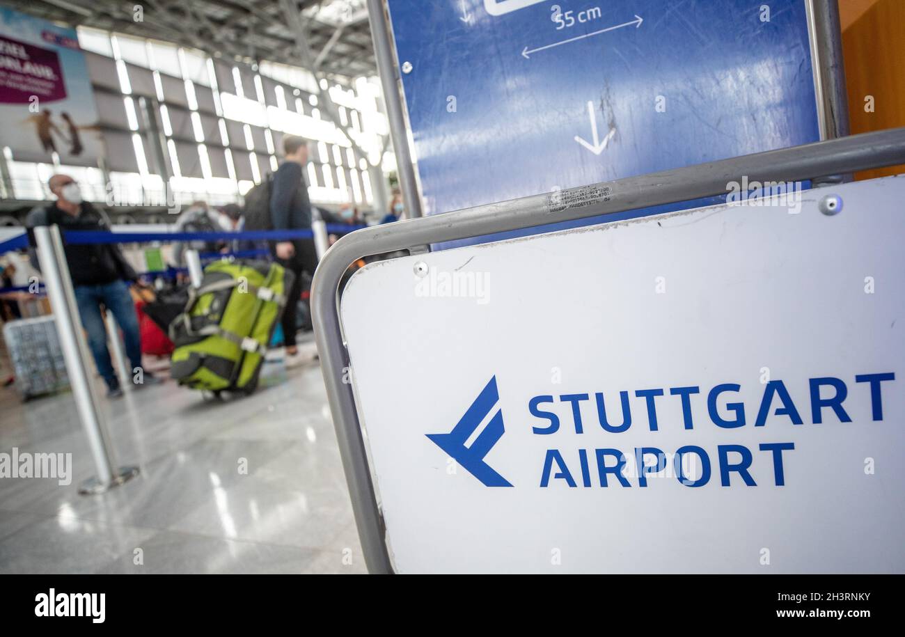 Stoccarda, Germania. 30 Ott 2021. All'inizio delle vacanze autunnali nel Baden-Württemberg, i passeggeri possono portare i bagagli presso i banchi di check-in dell'aeroporto di Stoccarda. Gli aeroporti sono ancora un po' più trafficati, ma sono ancora molto lontani dai fattori di carico pre-Corona. Credit: Christoph Schmidt/dpa/Alamy Live News Foto Stock
