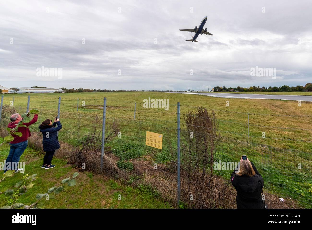 London Southend Airport, Essex, Regno Unito. 30 Ott 2021. Ryanair sta operando i suoi voli finali dall'aeroporto di Southend dopo aver annunciato la rimozione del suo velivolo di base, che è un colpo enorme per l'aeroporto che ha già perso easyJet e un certo numero di altre compagnie aeree. La perdita di Ryanair lascerà l'aeroporto senza voli passeggeri nonostante gli ingenti investimenti in espansione, compresi i nuovi terminal, che ora saranno vuoti. Il volo 11:05 FR2184 in partenza per Alicante in Spagna è l'ultimo a quella destinazione, guardato dalla famiglia del pilota Foto Stock