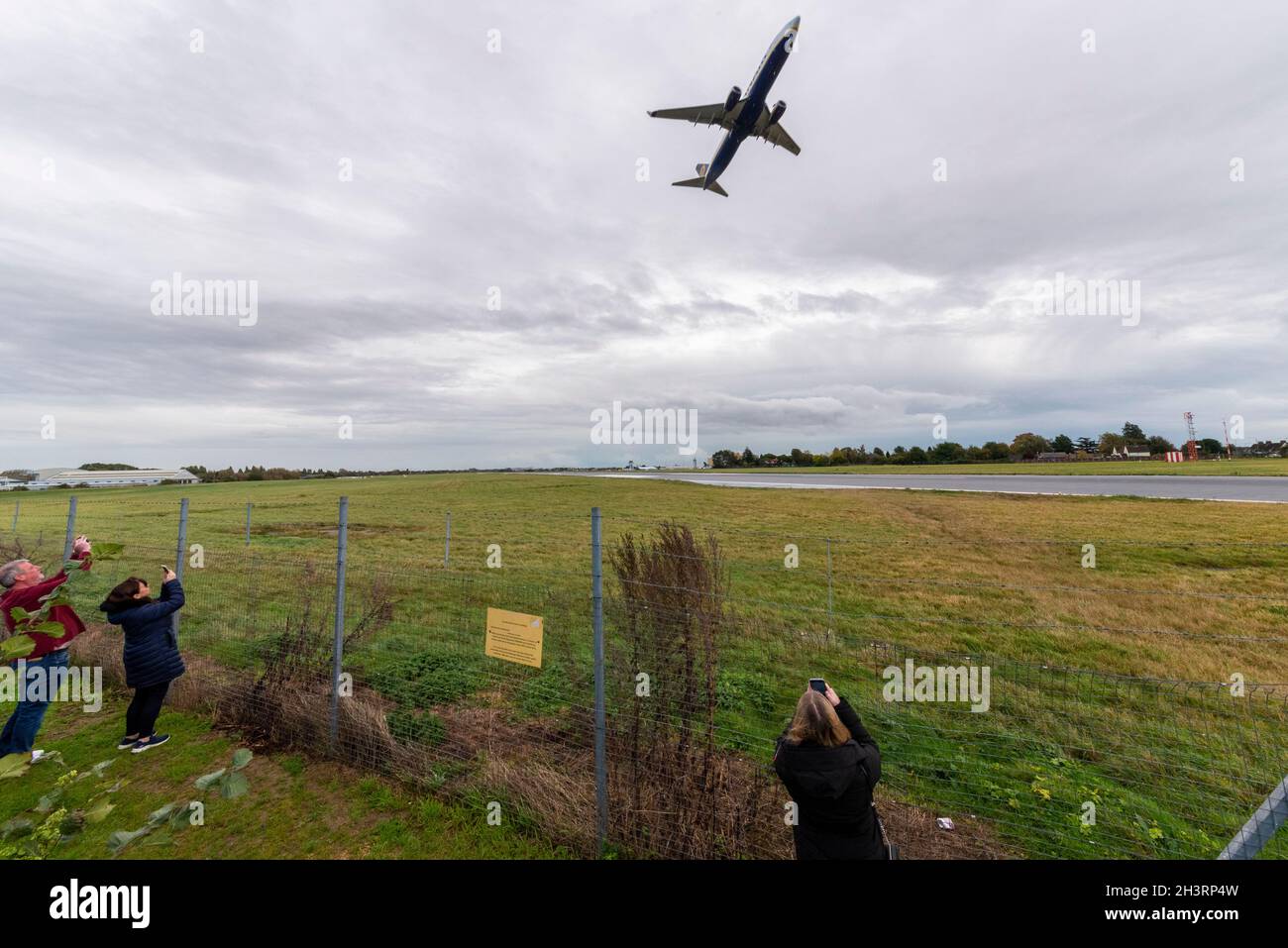 London Southend Airport, Essex, Regno Unito. 30 Ott 2021. Ryanair sta operando i suoi voli finali dall'aeroporto di Southend dopo aver annunciato la rimozione del suo velivolo di base, che è un colpo enorme per l'aeroporto che ha già perso easyJet e un certo numero di altre compagnie aeree. La perdita di Ryanair lascerà l'aeroporto senza voli passeggeri nonostante gli ingenti investimenti in espansione, compresi i nuovi terminal, che ora saranno vuoti. Il volo 11:05 FR2184 in partenza per Alicante in Spagna è l'ultimo a quella destinazione, guardato dalla famiglia del pilota Foto Stock