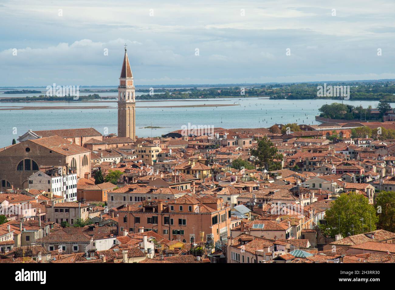 Veduta aerea dei tetti e della chiesa di San Francesco della Vigna a Venezia Foto Stock