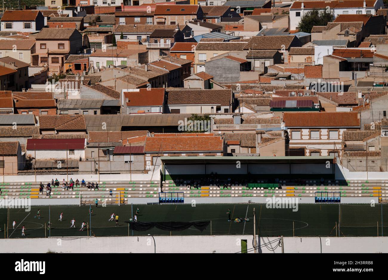 Veduta aerea della piccola città, Consuegra, Castilla la Mancha, Spagna, con attività nel campo di calcio della città Foto Stock