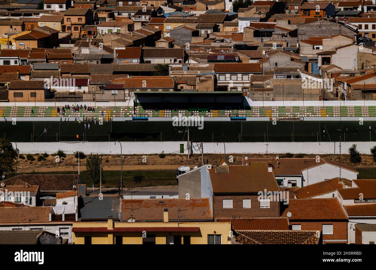 Veduta aerea della piccola città, Consuegra, Castilla la Mancha, Spagna, con attività nel campo di calcio della città Foto Stock