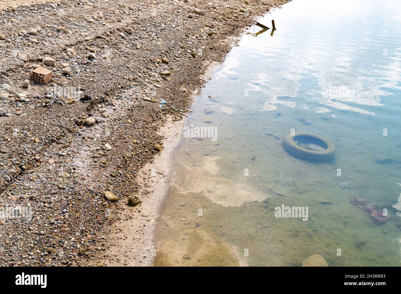 Concetto per richiamare l'attenzione sull'inquinamento antropico nei mari e nei laghi. Concetto di inquinamento ambientale. Foto Stock