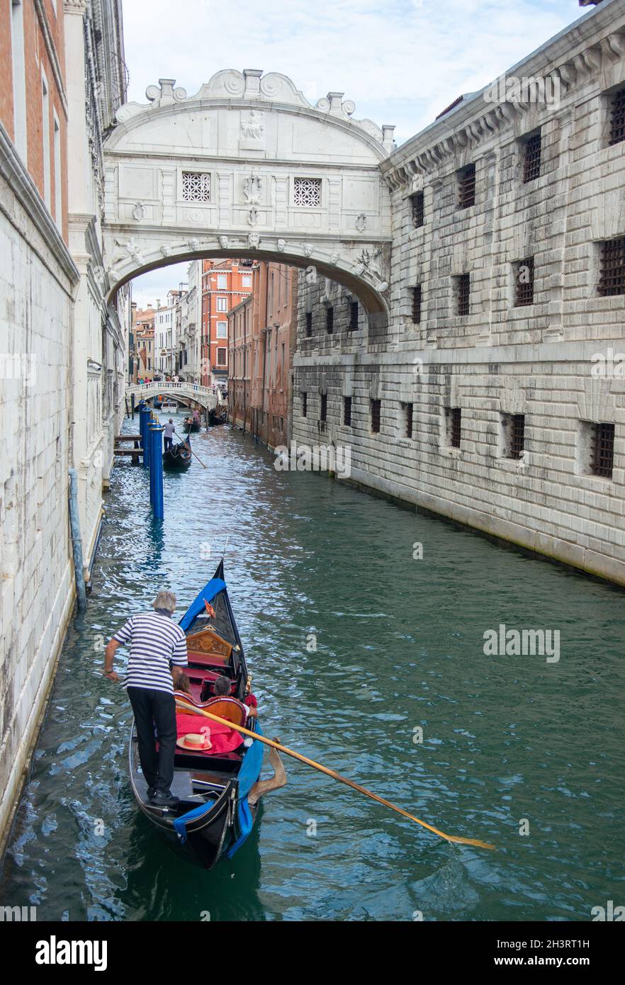 Gondola e ponte dei Sospiri a Venezia Foto Stock
