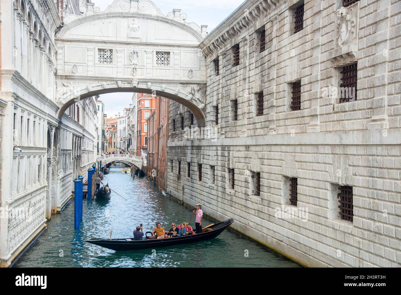 Gondola e ponte dei Sospiri a Venezia Foto Stock