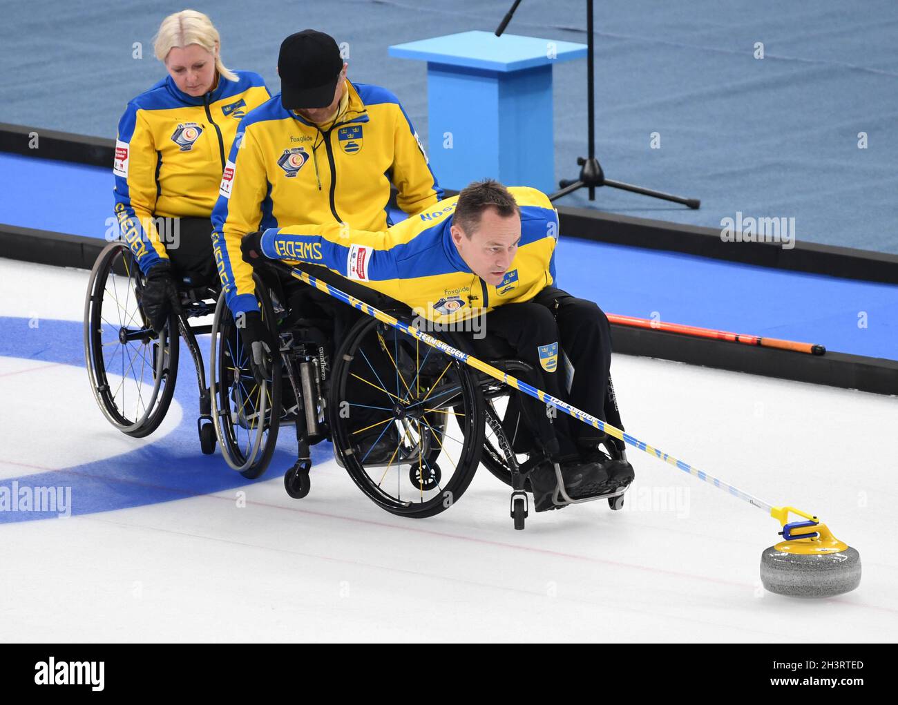 Pechino, Cina. 30 Ott 2021. Ronny Persson (R) della Svezia compete durante la partita finale tra Cina e Svezia del World Wheelchair Curling Championship 2021 al National Aquatics Center, a Beijng, capitale della Cina il 30 ottobre 2021 Credit: Zhang Chenlin/Xinhua/Alamy Live News Foto Stock