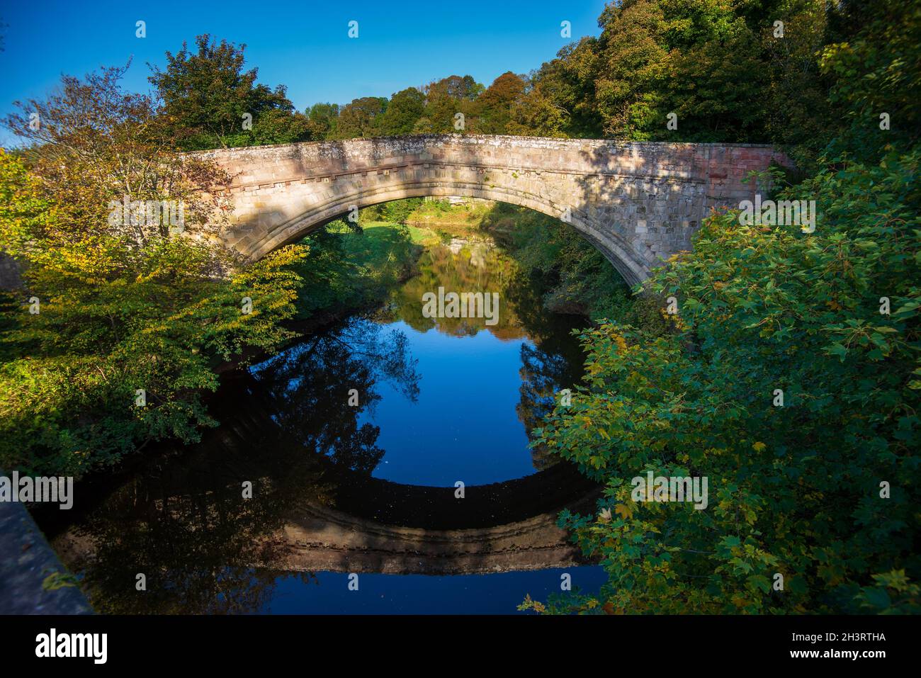 Twizel Bridge attraversa il fiume fino a quando costruito nel 1511 due anni prima della Battaglia di Flodden utilizzata da entrambi gli eserciti in prima della battaglia. Foto Stock