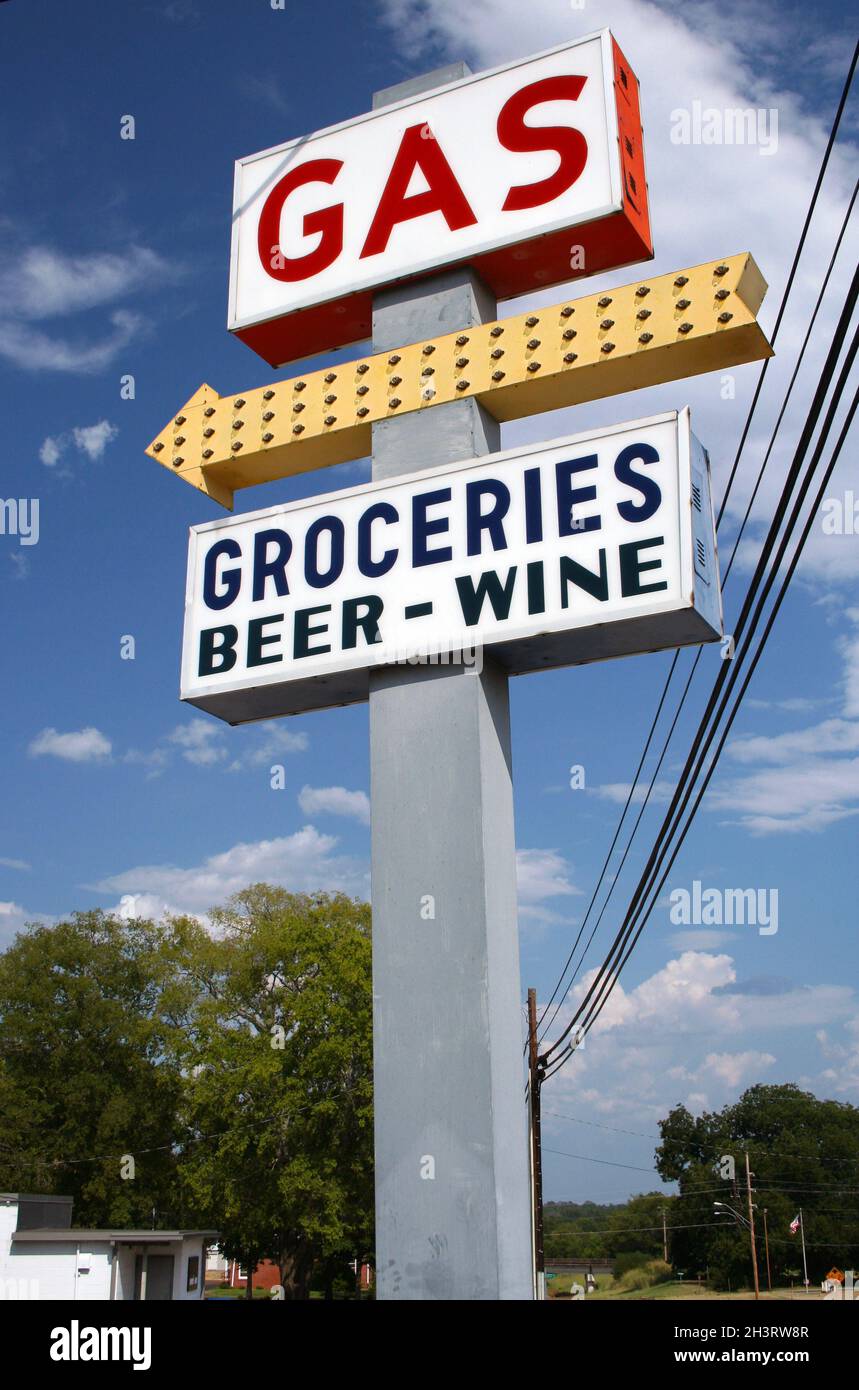 Gas, birra e Grocery Sign con cielo blu e nuvole in background Foto Stock