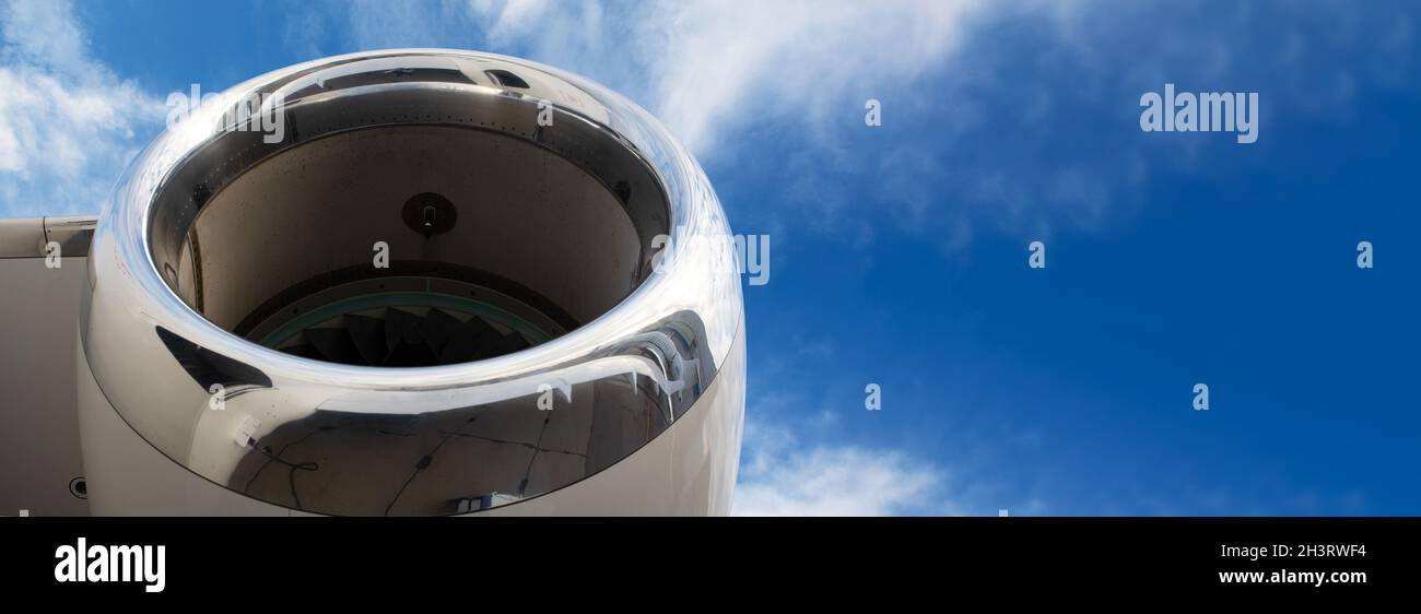 Il motore a turbina del moderno jet business, primo piano del rotore, disposizione panoramica Foto Stock