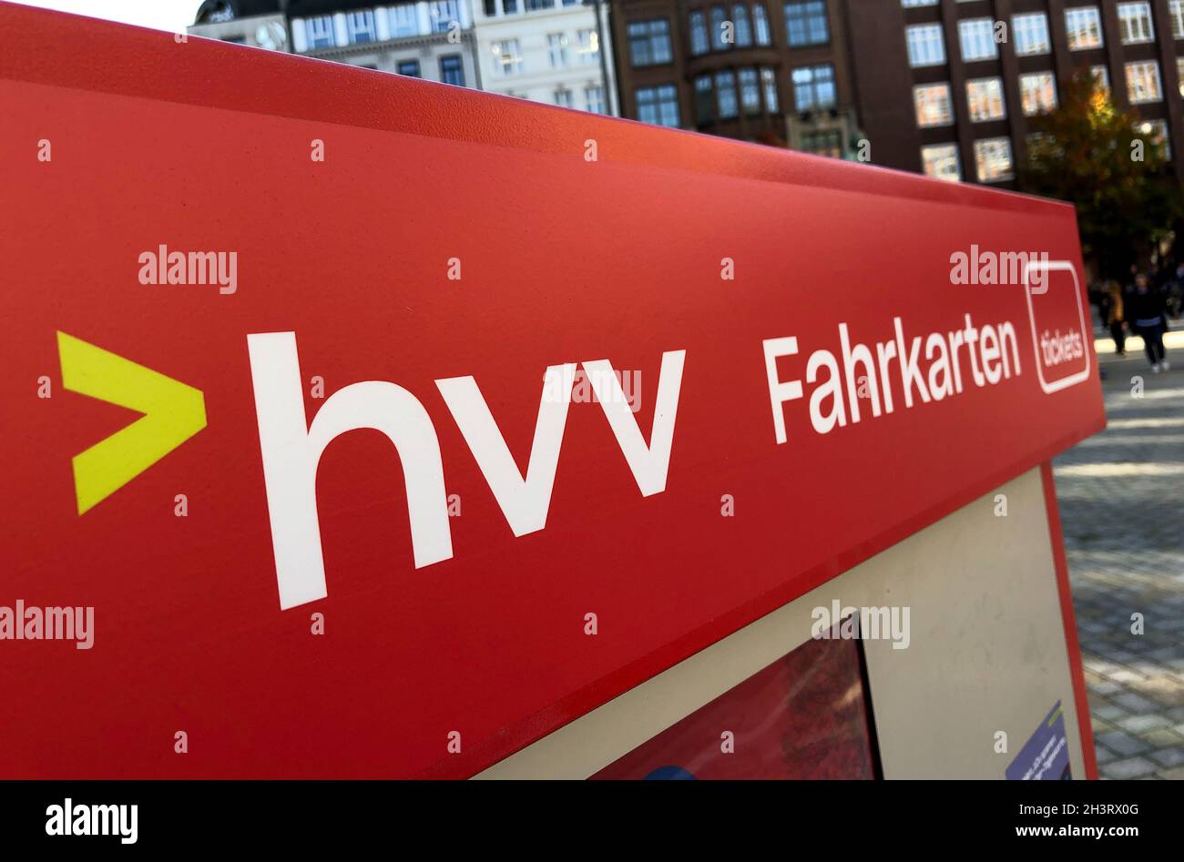 Amburgo, Germania. 28 ottobre 2021. Una biglietteria della hvv (Hamburger Verkehrsverbund). l'hvv aumenta le sue tariffe. Credit: Daniel Bockwoldt/dpa/Alamy Live News Foto Stock