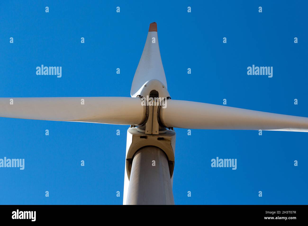 Turbina eolica ad energia rinnovabile posta sul punto più alto del vento della montagna. Foto Stock