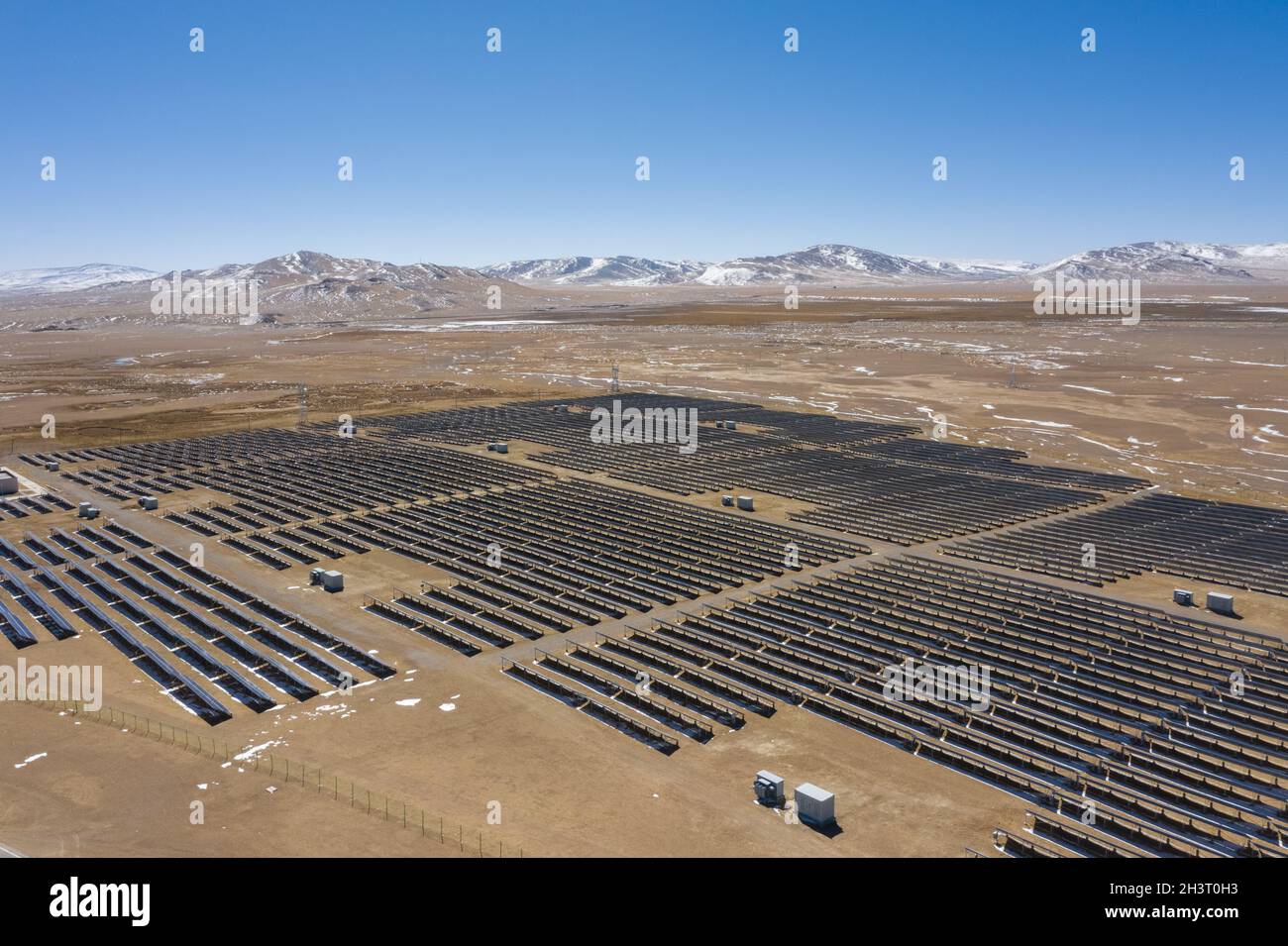 Centrale solare sull'altopiano tibetano settentrionale Foto Stock