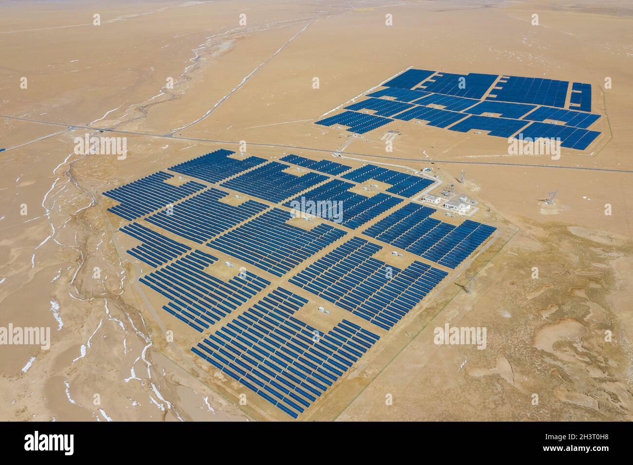 La scena delle centrali solari nell'altopiano tibetano settentrionale Foto Stock