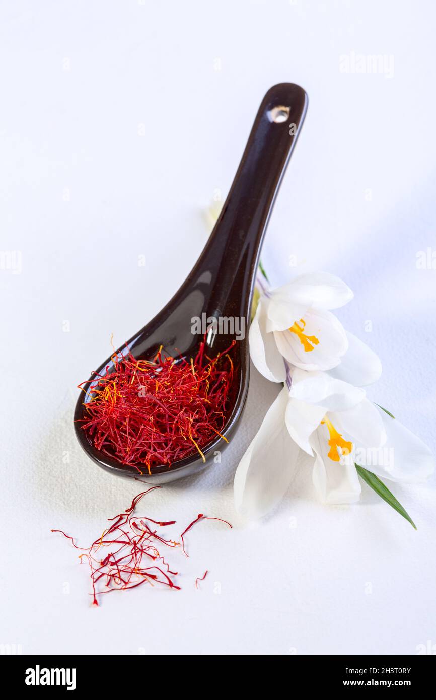Fili di zafferano e fiori bianchi di cocco. Foto Stock