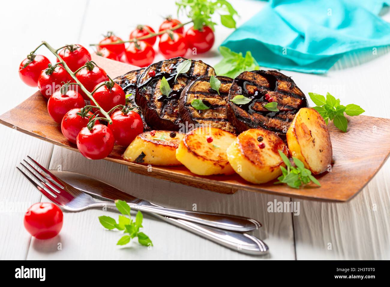 Deliziose bistecche di melanzane con verdure. Foto Stock