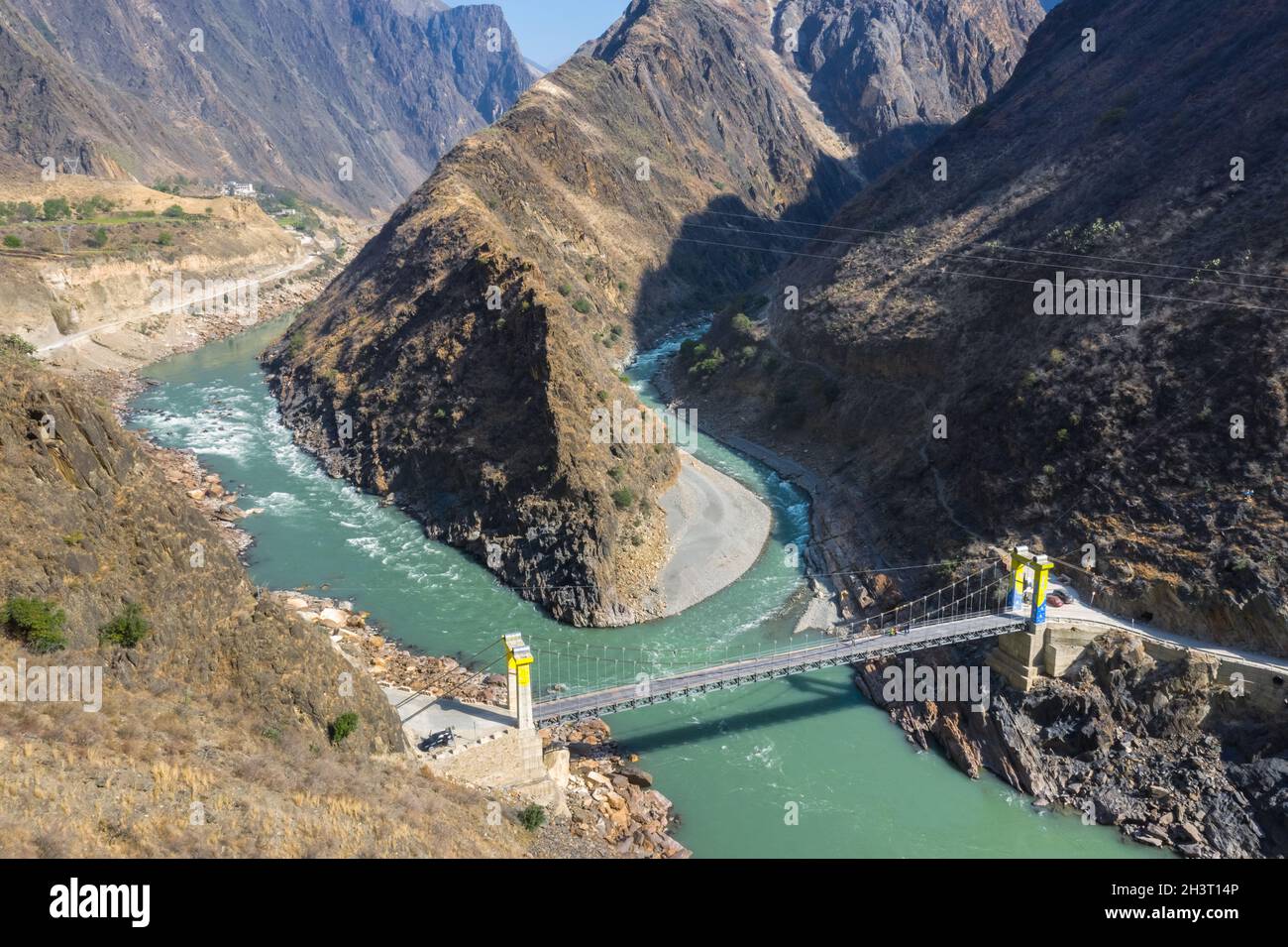 Vista aerea del ponte sul fiume Nujiang Foto Stock