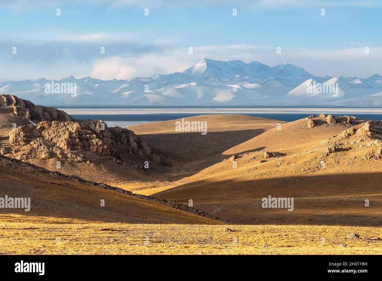 Tibet altopiano paesaggio di lago santo e neve montagna Foto Stock