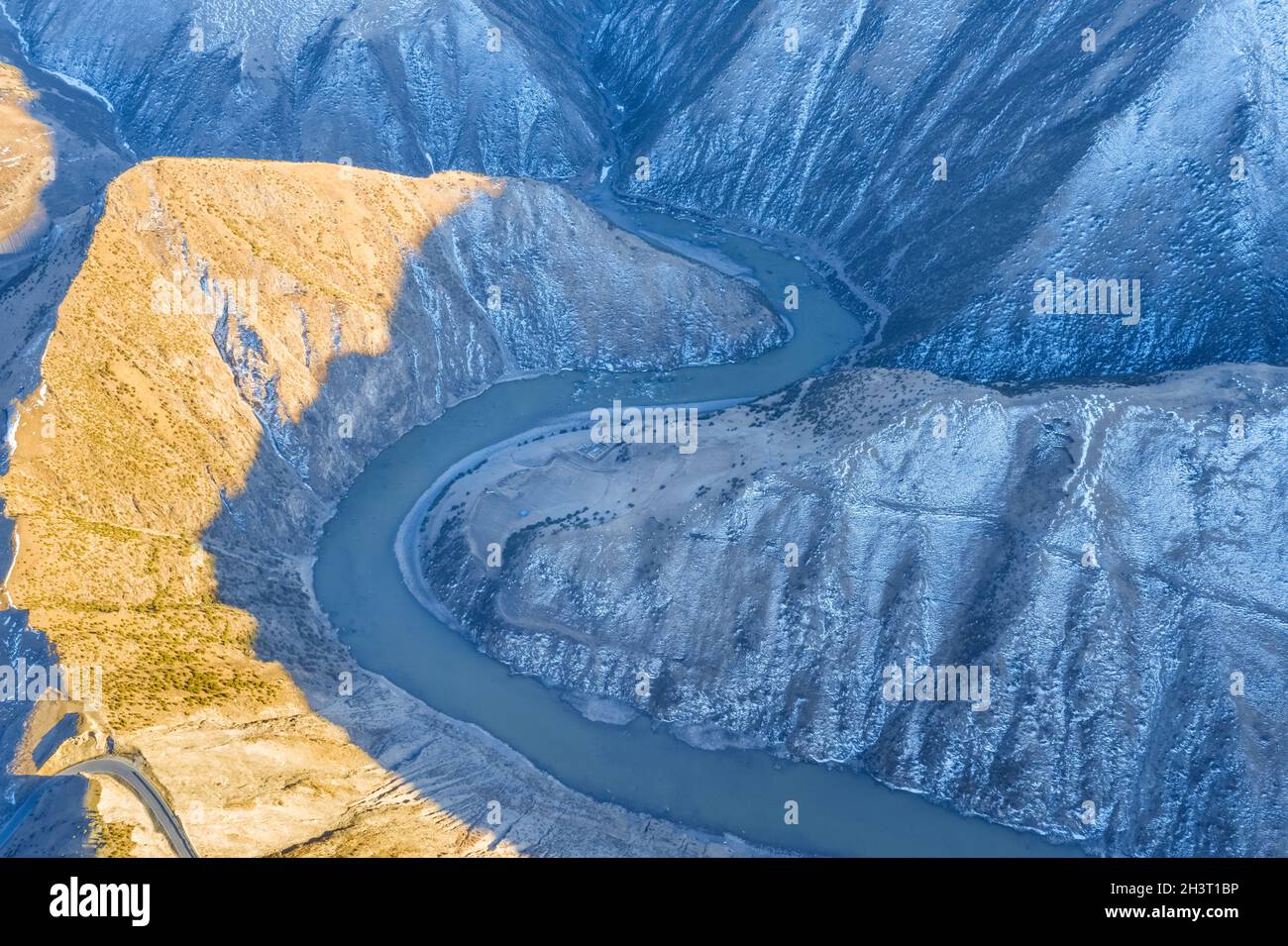 Vista aerea del tortuoso fiume nujiang in tibet Foto Stock