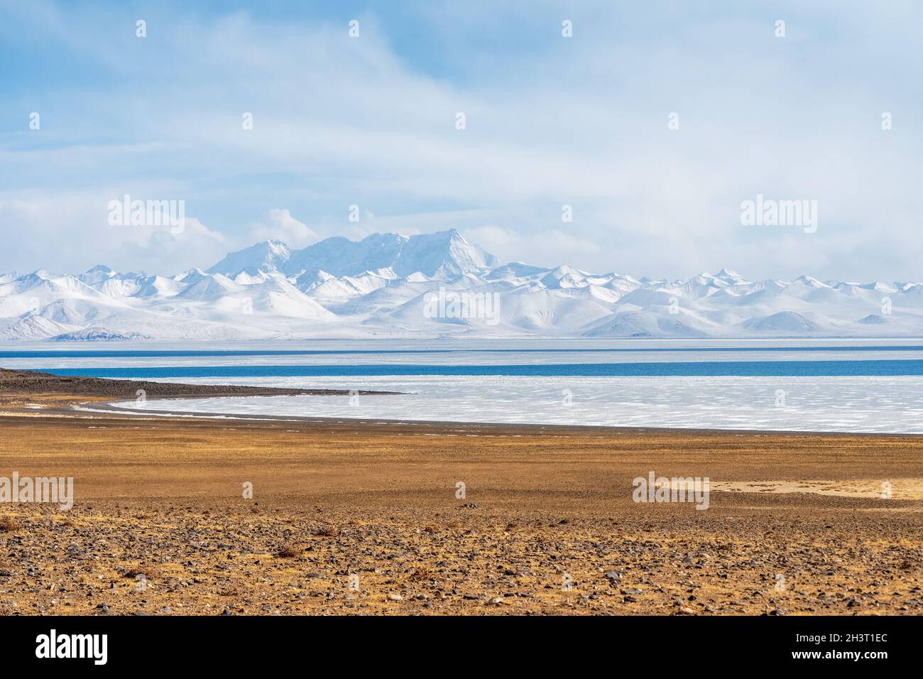 Lago Santo e montagna di neve in tibet Foto Stock