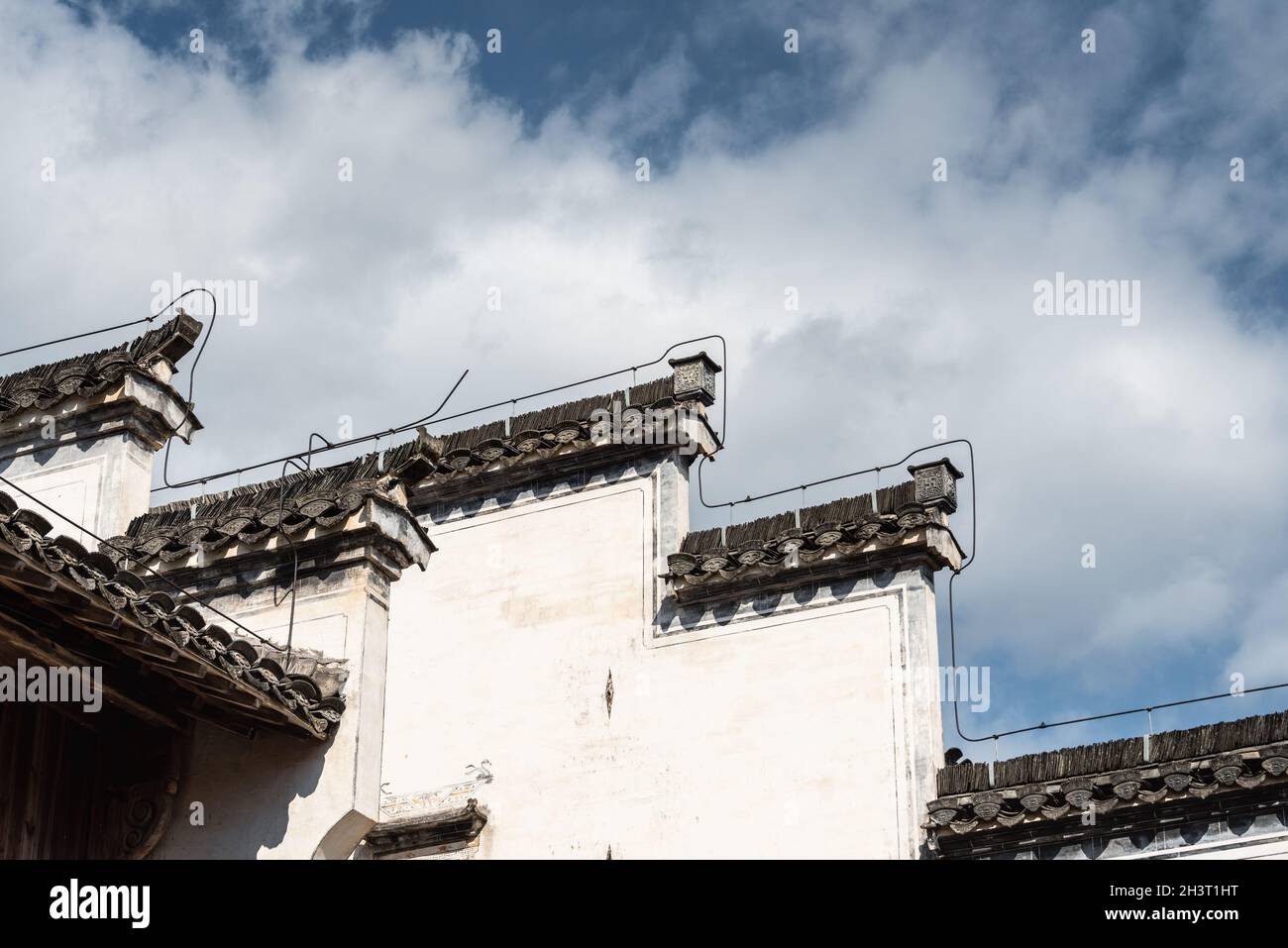 Architettura tradizionale cinese contro un cielo blu Foto Stock