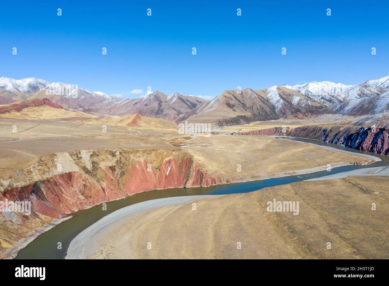 Bel paesaggio del fiume nujiang con montagne di tanggula Foto Stock