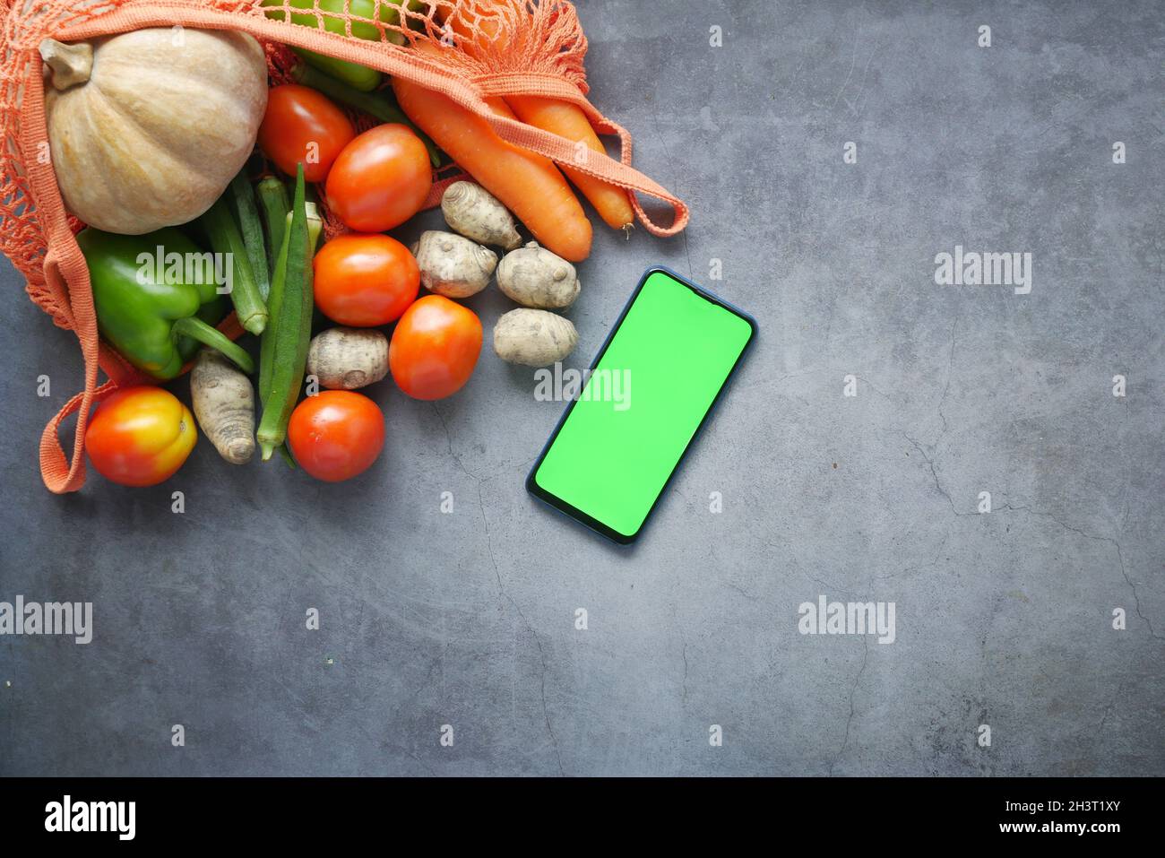 vista dall'alto dello smartphone con verdure fresche sul tavolo Foto Stock