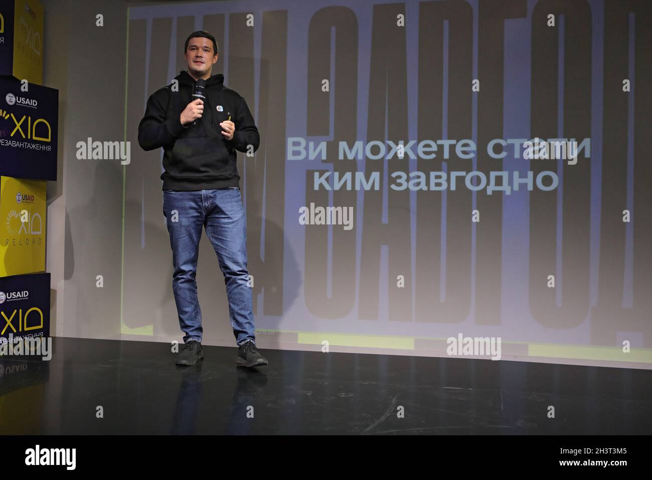 Non esclusiva: KYIV, UCRAINA - 29 OTTOBRE 2021 - il Vice primo Ministro, Ministro della trasformazione digitale dell'Ucraina Mykhailo Fedorov consegna un mot Foto Stock
