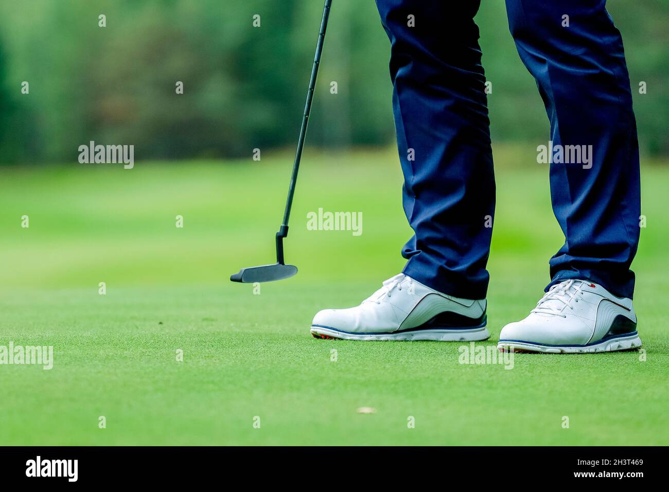 Il golfer in piedi sul campo, giocando a golf sul campo tee shot address.Concept rafforza il corpo Foto Stock