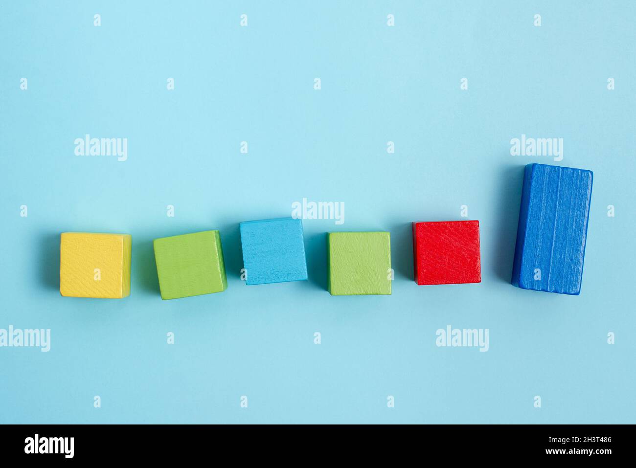Esempio di scatole rettangolari cubiche lucidate con Multi-Color simbolizzazione stabilità crescita sviluppo allineato sulla superficie con differire Foto Stock