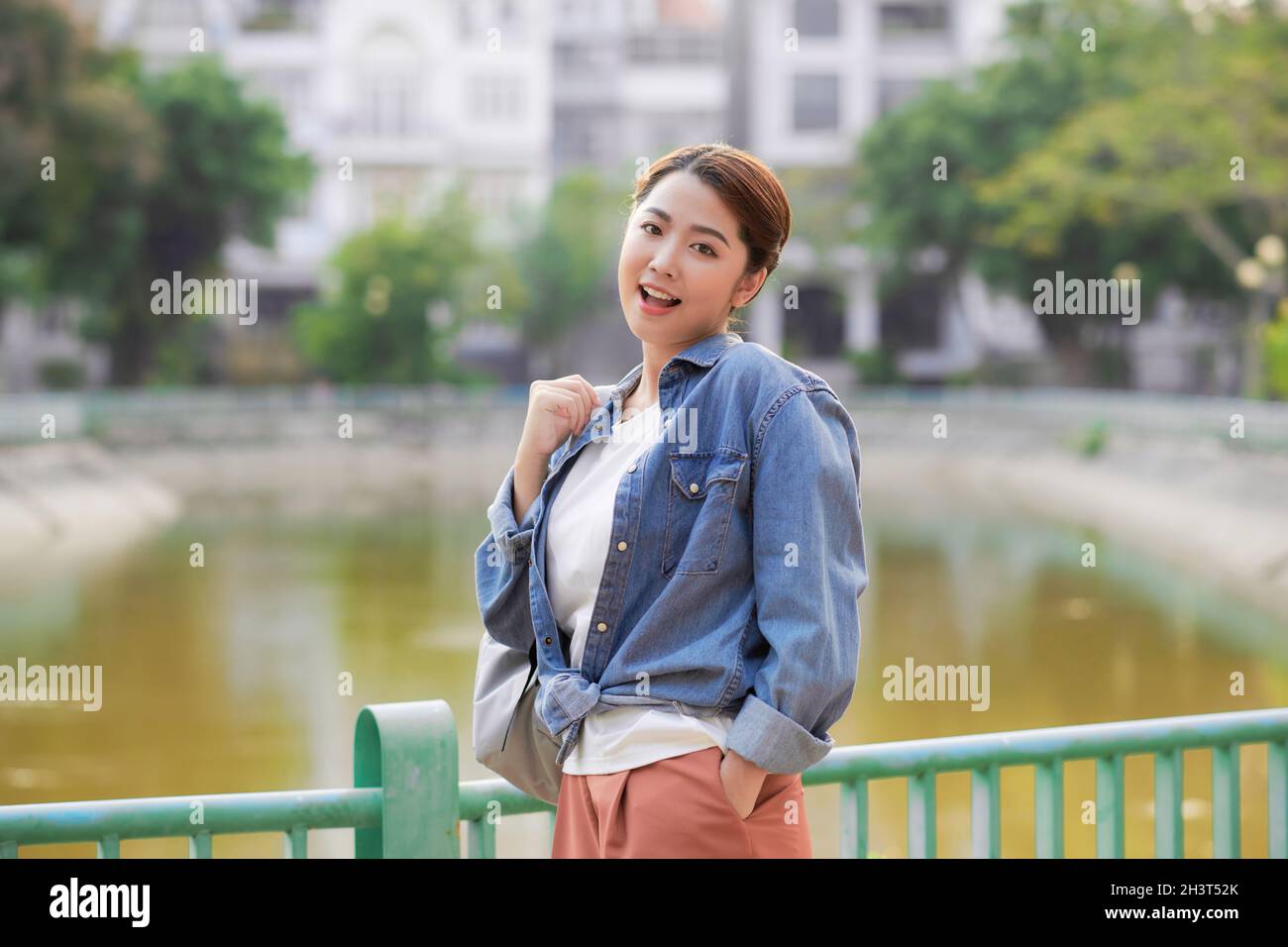 Studentessa collegiale femminile rilassarsi e godere di attività all'aperto stile di vita nel giorno d'estate Foto Stock