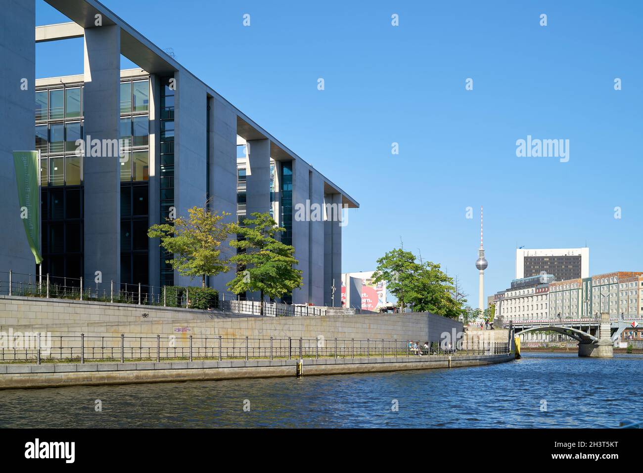 Distretto governativo di Berlino con la Marie-Elisabeth-Lueders-Haus al fiume Sprea Foto Stock