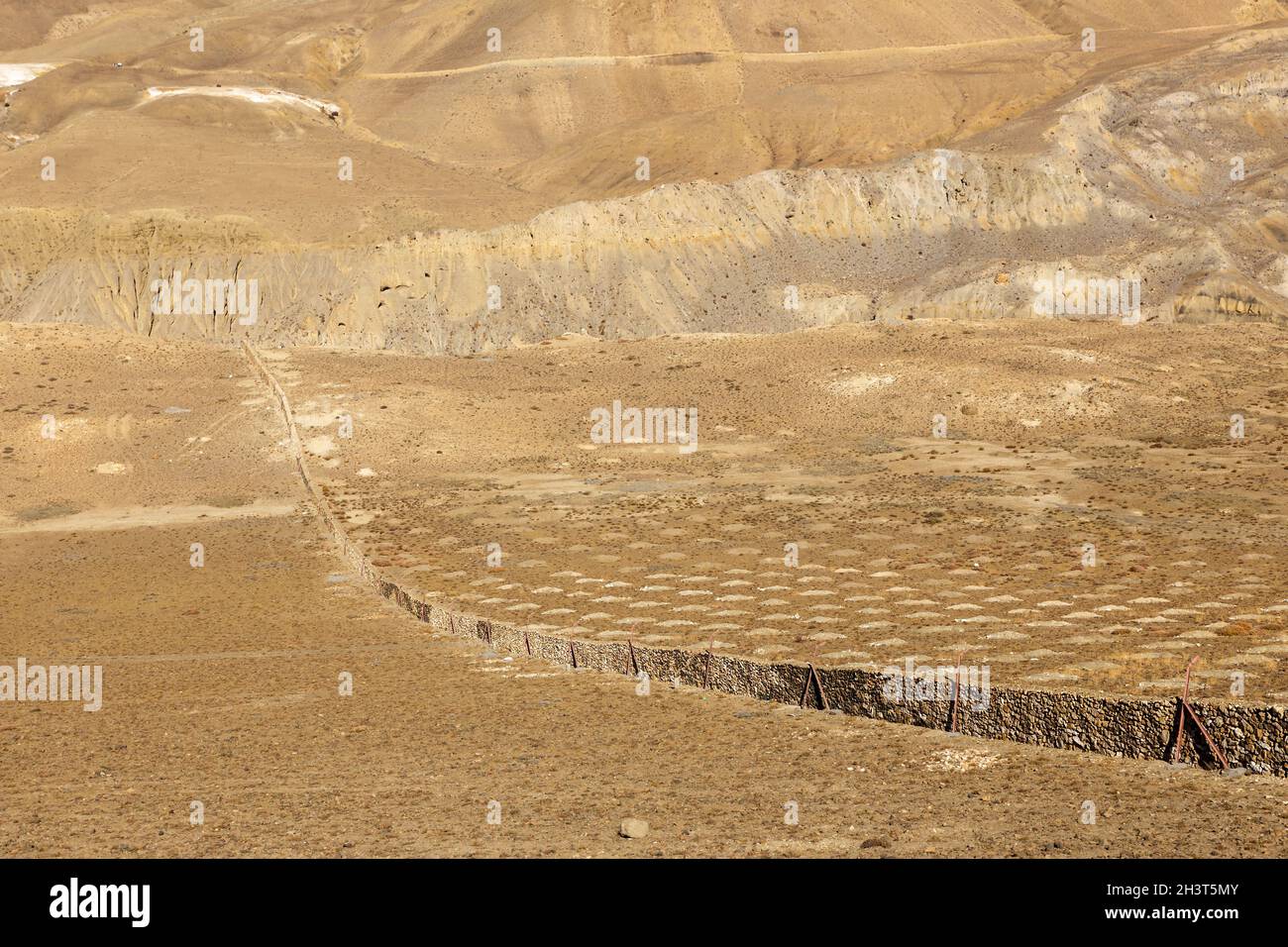 Recinzione in pietra vicino al villaggio di Khinga. Distretto di Mustang, Nepal Foto Stock