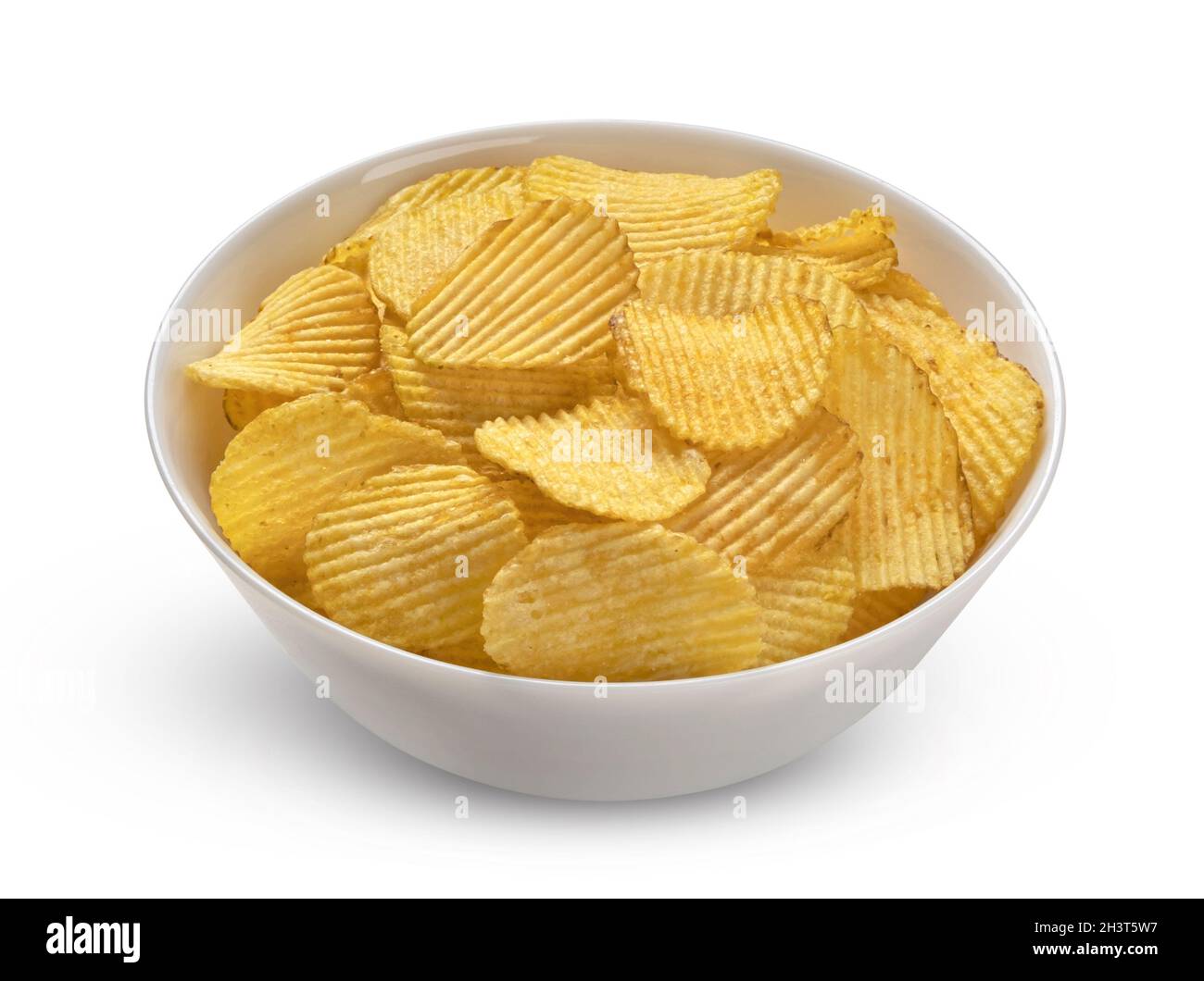 Patatine increspate isolate su sfondo bianco Foto Stock
