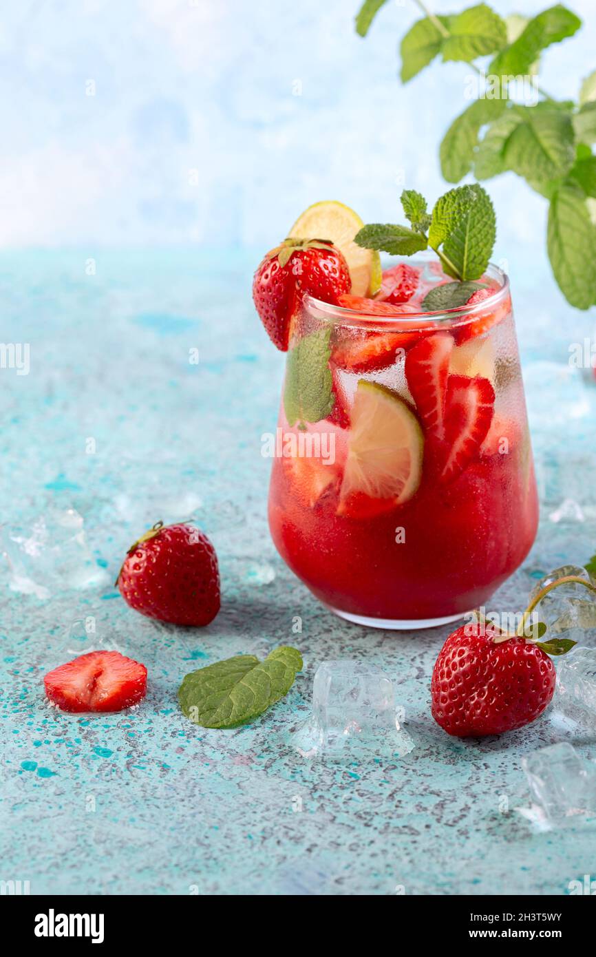 Bevanda rinfrescante alla bacche estiva. Foto Stock