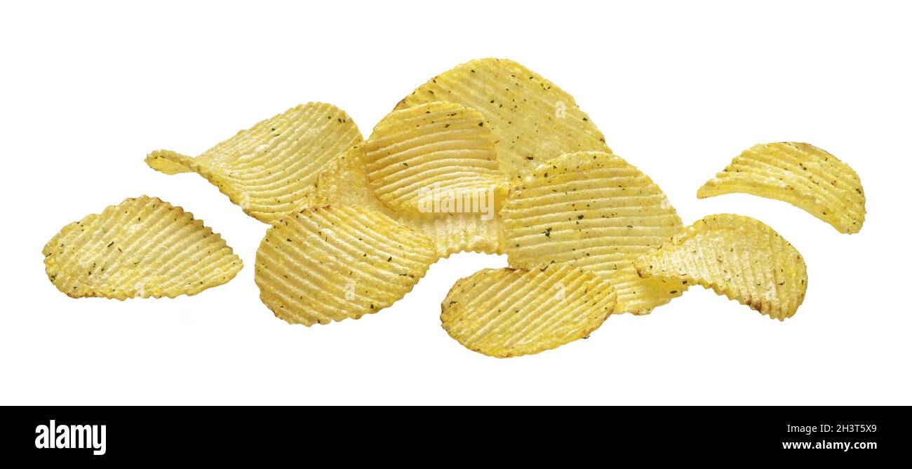 Patatine increspate isolate su sfondo bianco Foto Stock