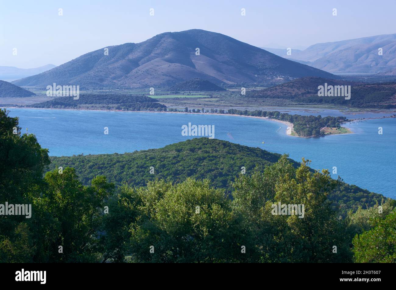 Costa e mare della baia di Grecia di Igoumenitsa Foto Stock