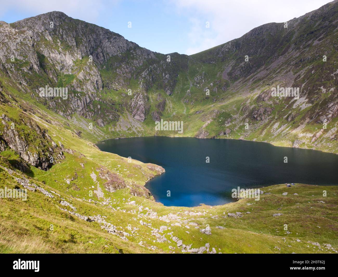 Llyn Cau, un lago glaciale sui fianchi di Cadair Idris, circondato dalle torreggianti falesie di Craig Cau, Snowdonia National Park, Galles. Foto Stock